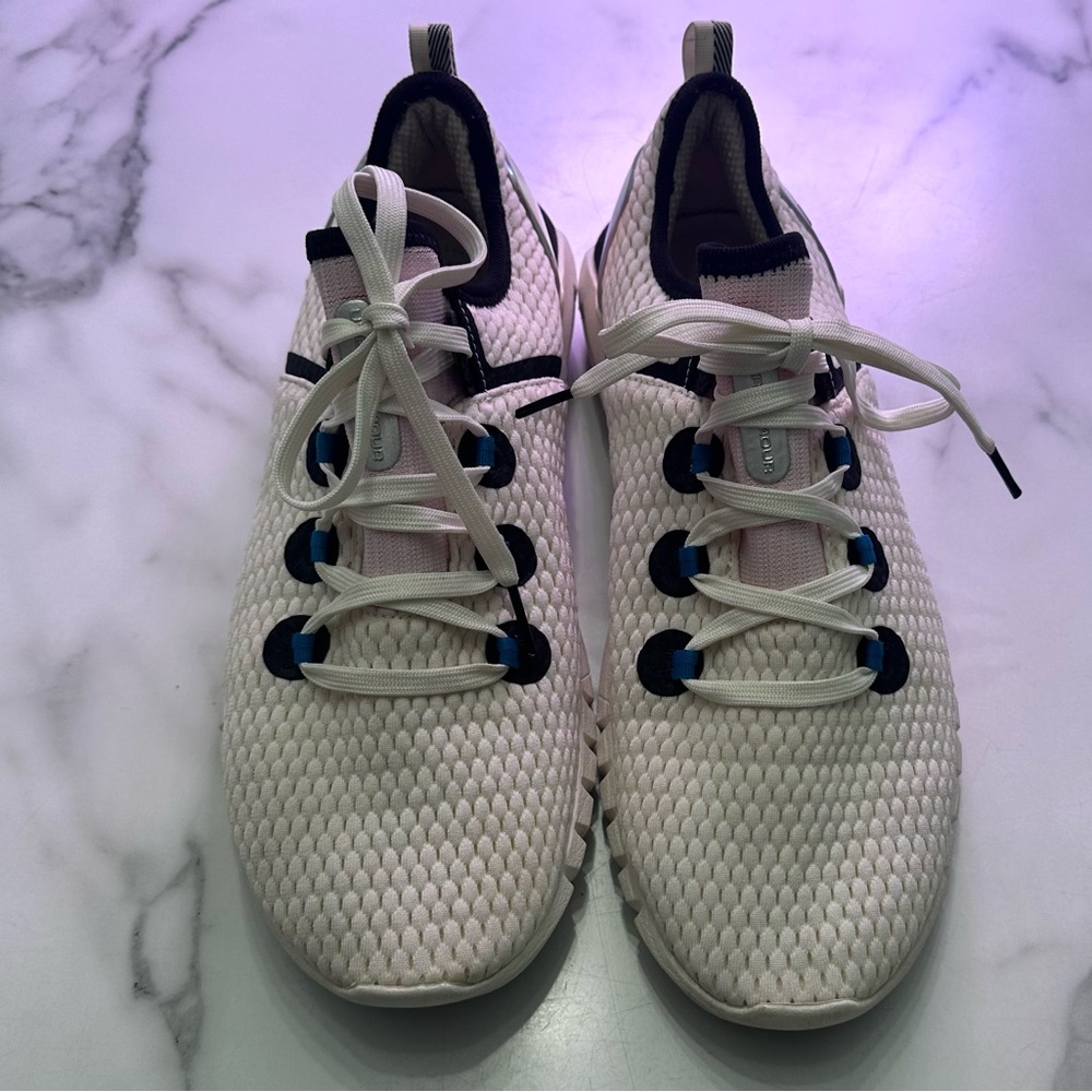 Under Armor White Canvas Low Top Hova sneakers
Men’s Size 10